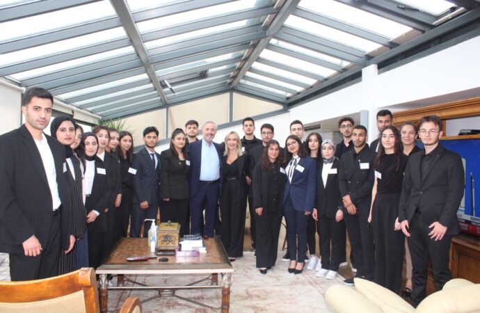 Akfen Holding Yönetim Kurulu Başkanı Hamdi Akın, TİKAV bursiyerleri ile bir araya geldi