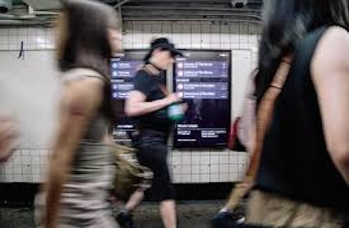 New York metrosunda empati dolu ve huzur veren mesajlar