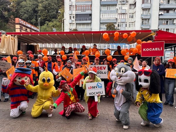 LÖSEV, Lösemili Çocuklar Sağlık ve Eğitim Vakfı, löseminin önlenebilen ve tedavi edilebilen bir hastalık olduğunu vurgulamak için 2-8 Kasım Lösemili Çocuklar Haftası’nda Türkiye’nin dört bir yanında farkındalık etkinlikleri düzenliyor