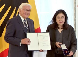 Yazar Emine Sevgi Özdamar Almanya’da liyakat nişanı aldı