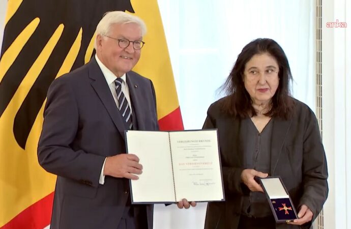 Yazar Emine Sevgi Özdamar Almanya’da liyakat nişanı aldı