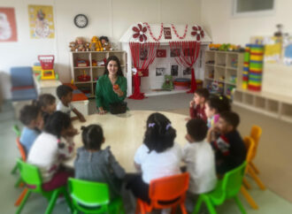 Beymen’in her sezon modayı sanatla buluşturan vitrinleri, bu kez AÇEV iş birliğiyle toplumsal faydaya dönüştü