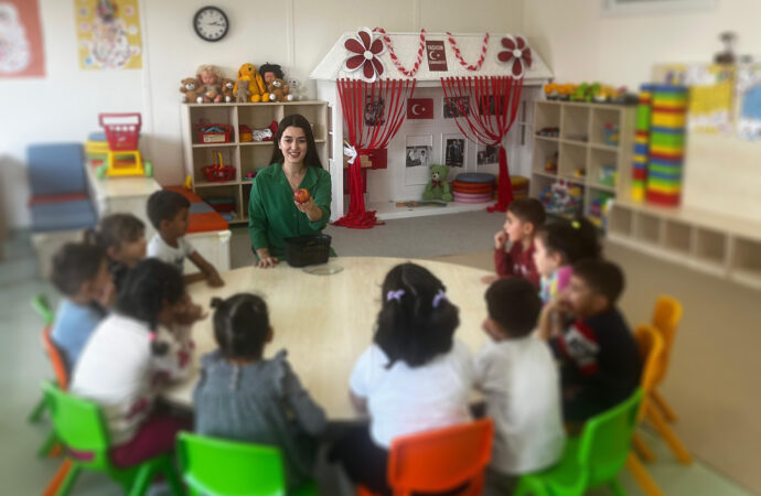 Beymen’in her sezon modayı sanatla buluşturan vitrinleri, bu kez AÇEV iş birliğiyle toplumsal faydaya dönüştü