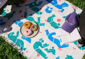 Japon kitapçıdan yaratıcı çözüm: Satılamayan kitaplar piknik örtüsüne dönüşüyor