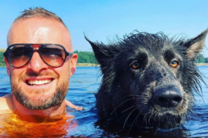 Terapi köpeği olarak görev yapan Nya yolcuların kaygısını azaltıyor