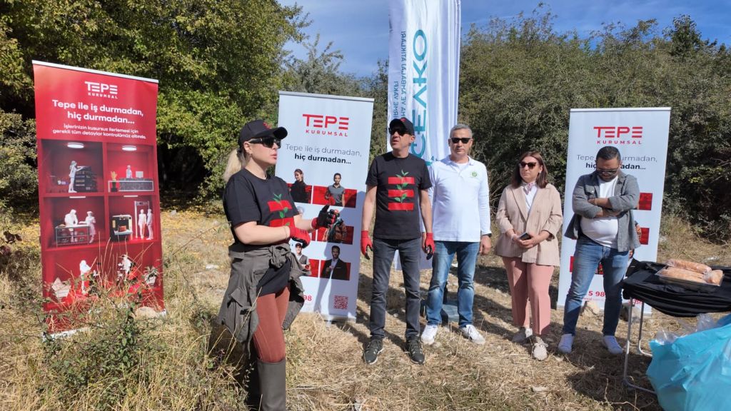 Tepe Kurumsal’ın kırmızı eldivenleri, Ankara’da 950 kilogram atığı doğadan topladı