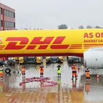 DHL Group’un pembe kurdele logolu boeing 757 uçağı meme kanseri farkındalığı için İstanbul’a geldi