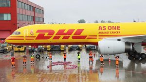 DHL Group’un pembe kurdele logolu boeing 757 uçağı meme kanseri farkındalığı için İstanbul’a geldi