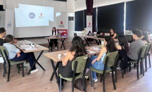 Hatay’da gençlere kariyer yolculuklarında destek