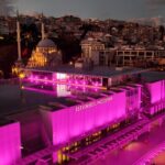 İstanbul Modern pembe ışığa büründü: Sanattan ilhamla: Sarılarak saralım
