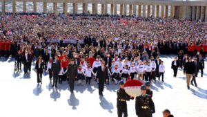 LÖSEV’in lösemi tedavisi gören çocukları ve aileleri, iyileşmiş gençleri, yetişkin kanser hastaları ve gönüllü ordusu Anıtkabir’de buluştu. LÖSEV’in Türkiye geneli yaptığı çağrı ile 100 bin kişi Ata’nın huzuruna koştu.