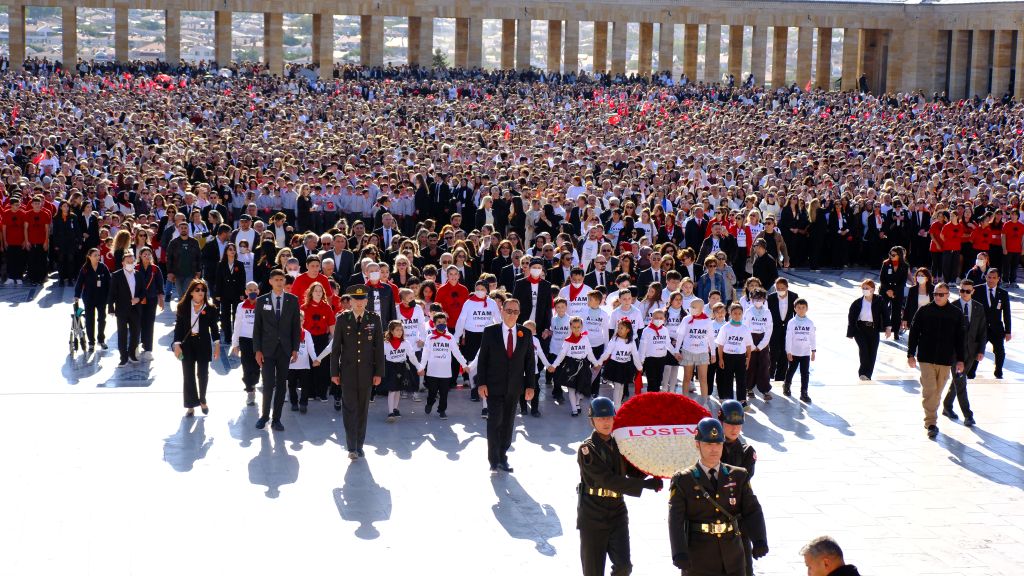 LÖSEV’in lösemi tedavisi gören çocukları ve aileleri, iyileşmiş gençleri, yetişkin kanser hastaları ve gönüllü ordusu Anıtkabir’de buluştu. LÖSEV’in Türkiye geneli yaptığı çağrı ile 100 bin kişi Ata’nın huzuruna koştu.