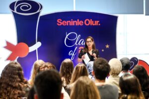 Novartis Türkiye ve Bilim Virüsü iş birliğiyle hayata geçirilen seninle olur programı mezunlarını verdi