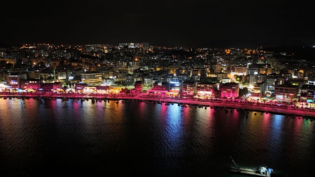 YEDAŞ, meme kanseri farkındalığı için Samsun Atakum sahilini pembeye bürüdü