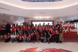 Serenay Sarıkaya, Akbank şehrin iyi hali gönüllüleriyle işaret dili eğitimine katıldı