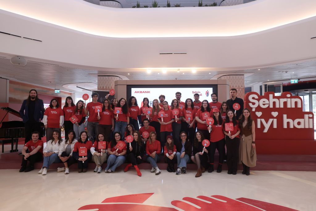 Serenay Sarıkaya, Akbank şehrin iyi hali gönüllüleriyle işaret dili eğitimine katıldı